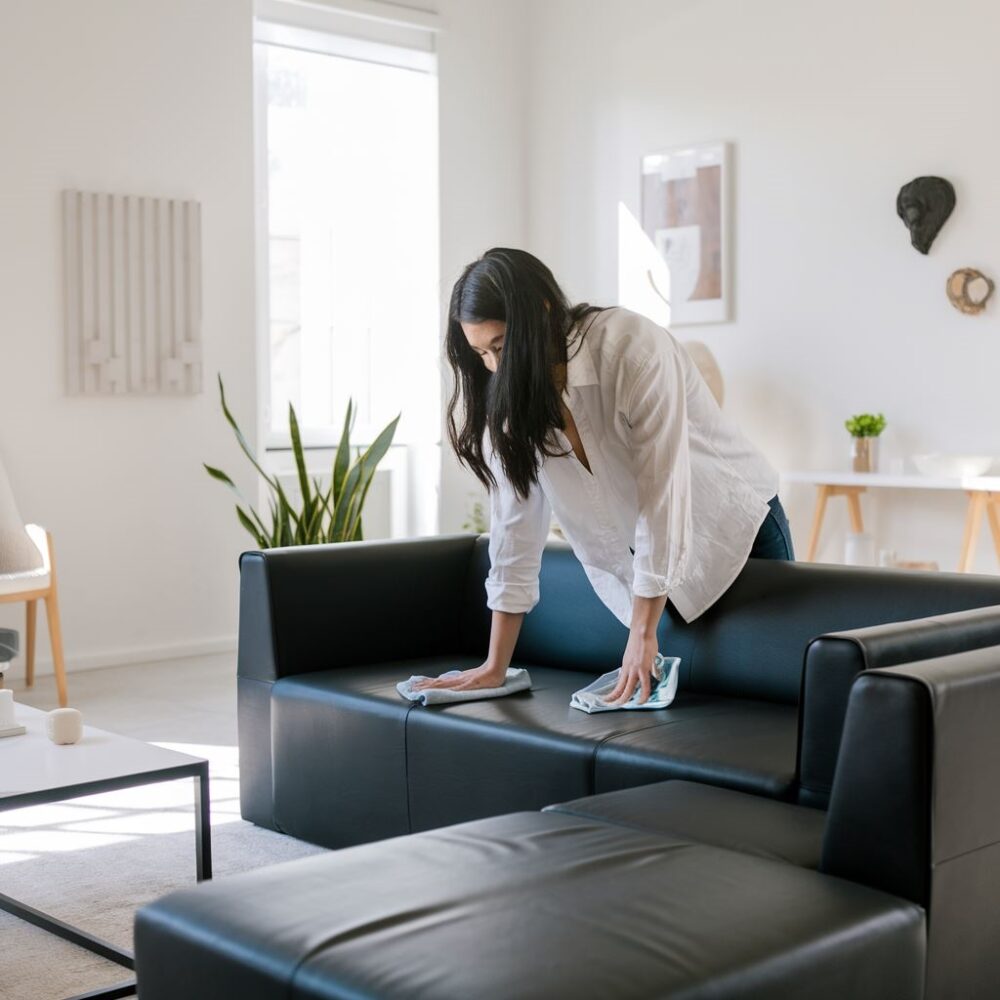 czyszczenie czarnych mebli matowych