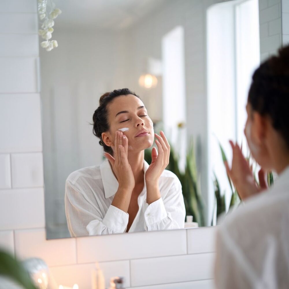 krople serum na dłoni