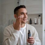 mężczyzna nakłada krem