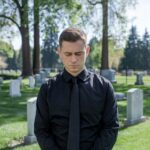 mężczyzna w koszuli na pogrzeb