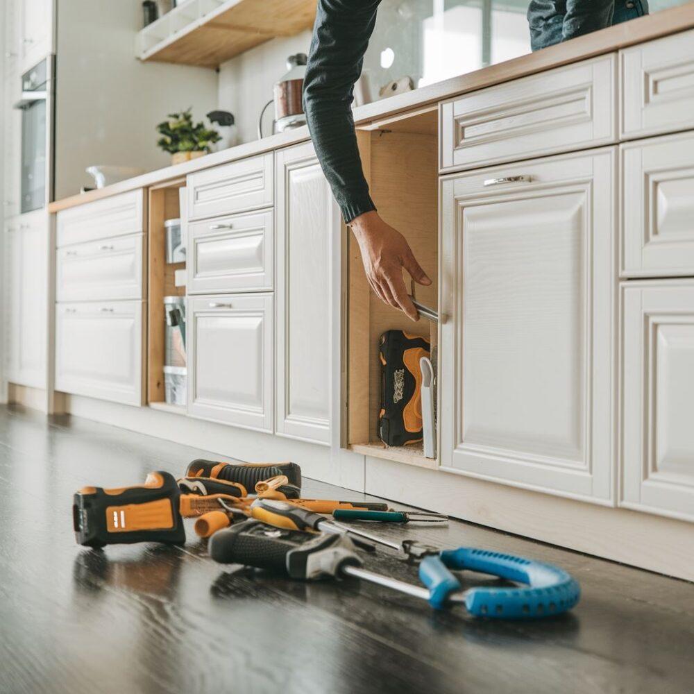 przymocowanie cokołu do szafki