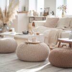 pufa dziergana w salonie