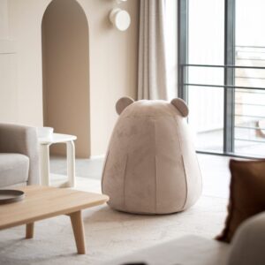 pufa miś na tle jasnej ściany