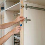 regulacja zawiasów szafy