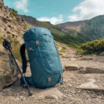 sprzęt trekkingowy na tle gór